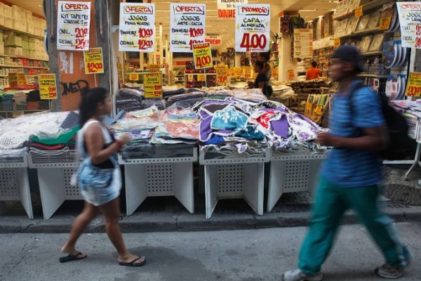 Boletim Focus: analistas elevam projeção do dólar para R$ 5,55 ao fim de 2024